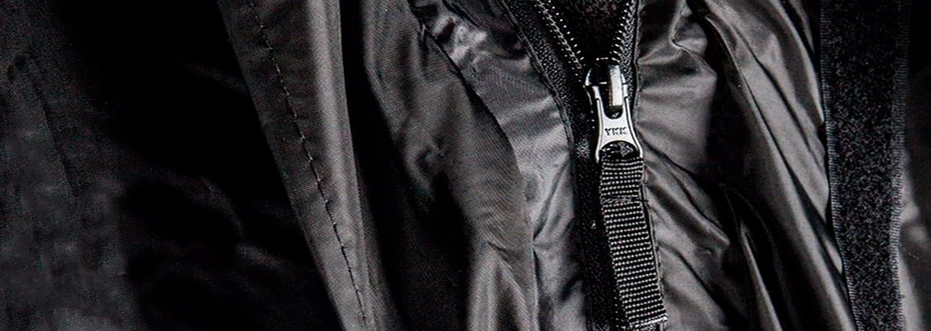 Cubre maletas en uso