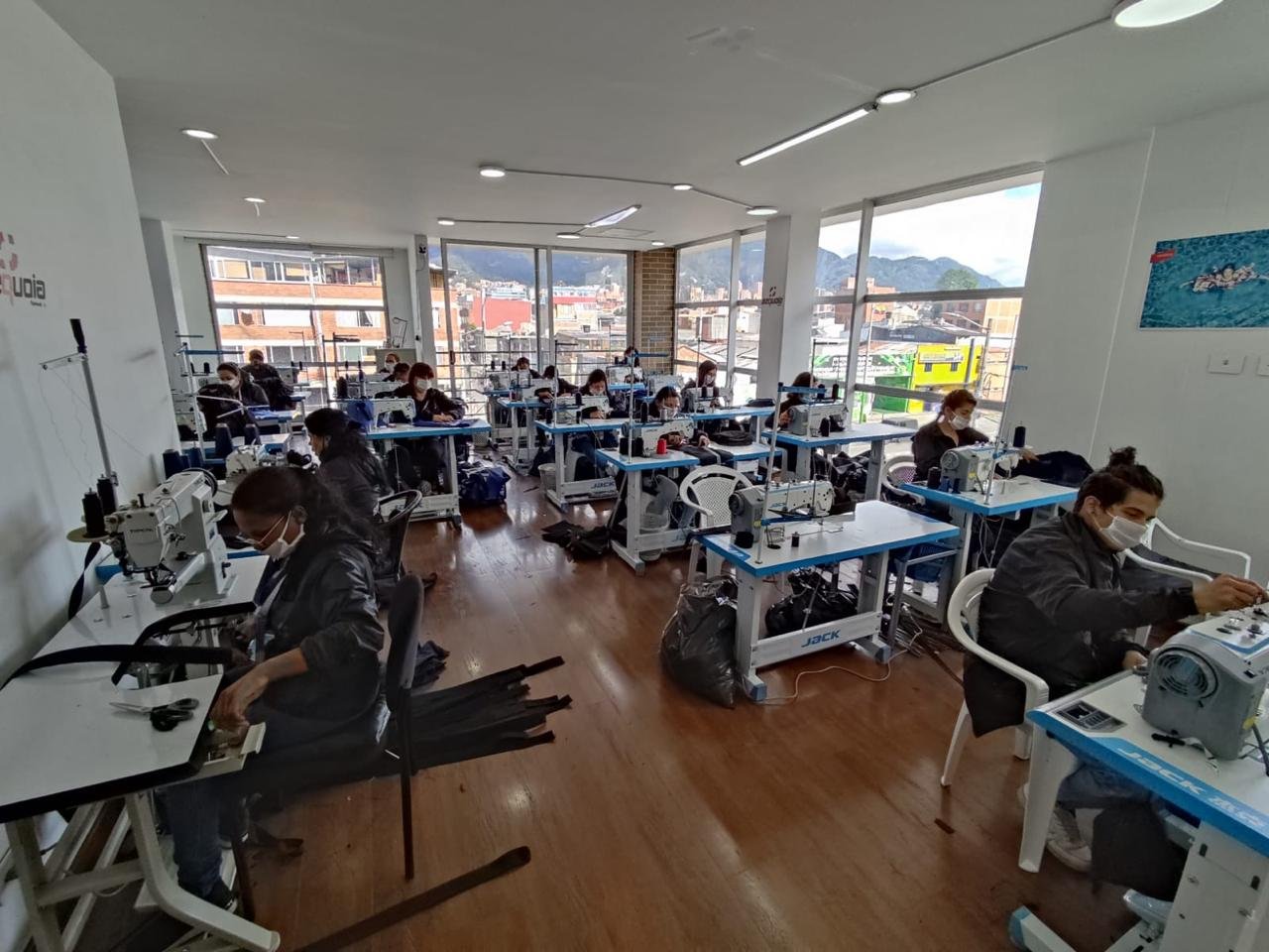 Taller de confección de impermeables en Bogotá