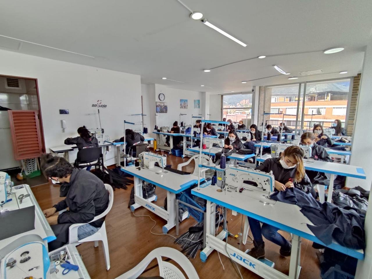 Taller de confección de impermeables en Bogotá