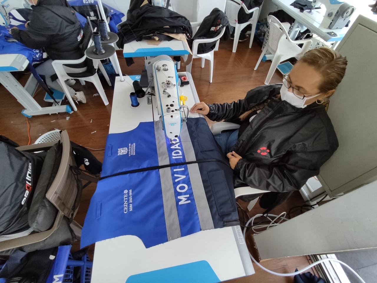 Taller de confección de impermeables en Bogotá